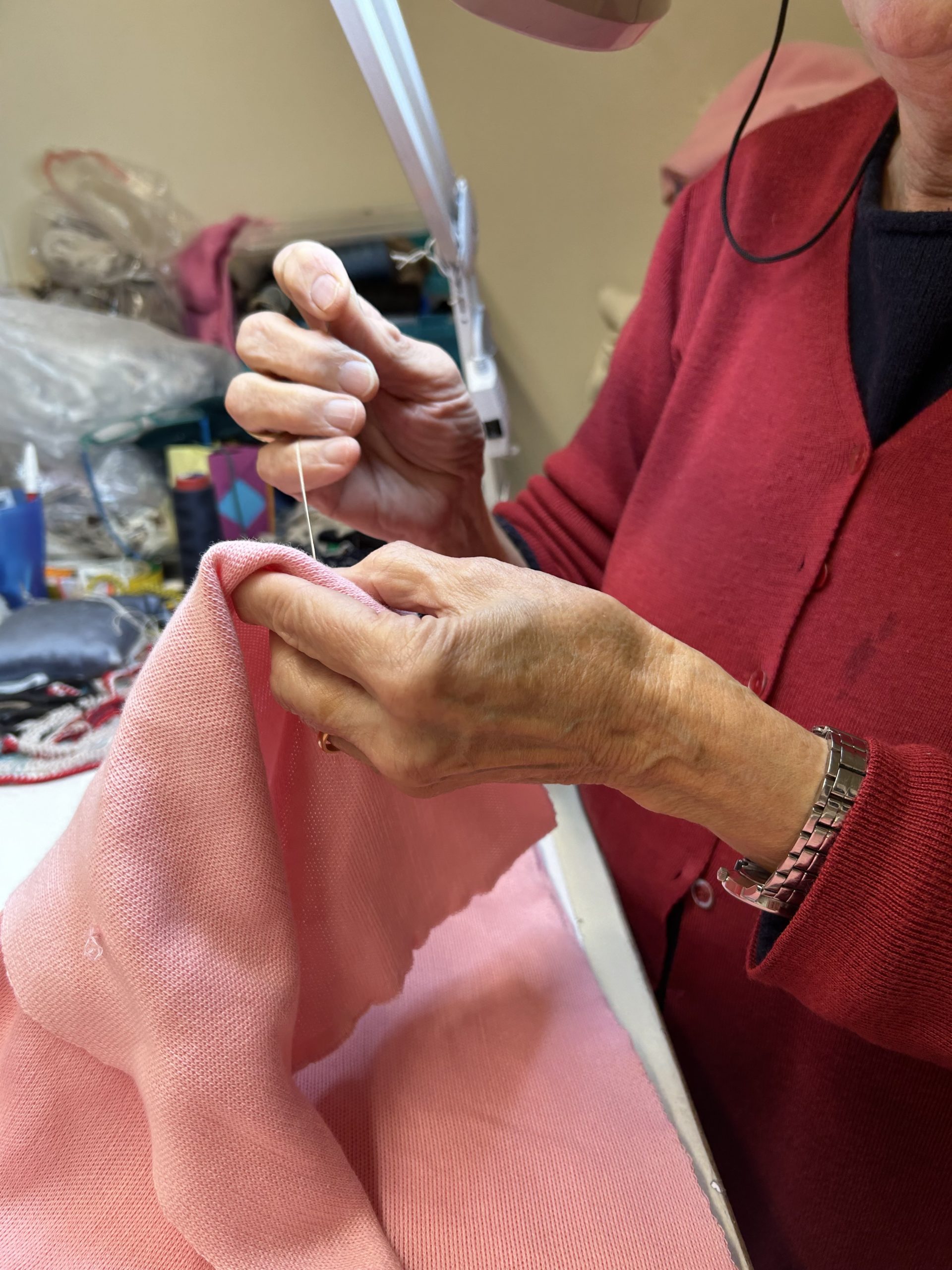 nonna che cuce maglieria artigianale italiana