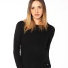 Maglia donna nera con scollo a barca in misto cashmere Rinaldi Cashmere, elegante e versatile, con fondo e collo a coste.