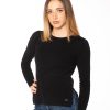 Vista laterale maglia barca nera in misto cashmere, lavorazione rasata e spacchetti laterali, stile raffinato e minimal Made in Italy.