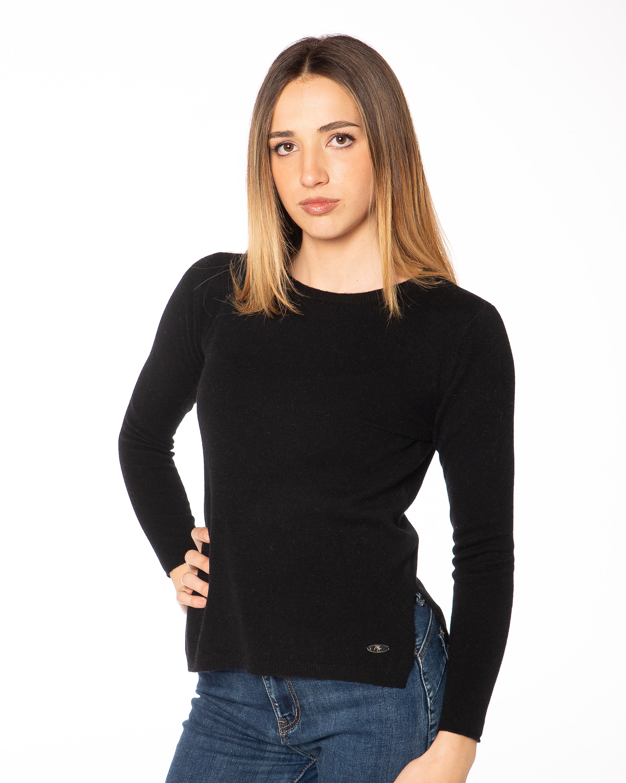 Vista laterale maglia barca nera in misto cashmere, lavorazione rasata e spacchetti laterali, stile raffinato e minimal Made in Italy.