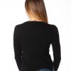 Retro maglia donna nera in misto cashmere, collo a barca e finitura artigianale, comfort e qualità firmati Rinaldi Cashmere.
