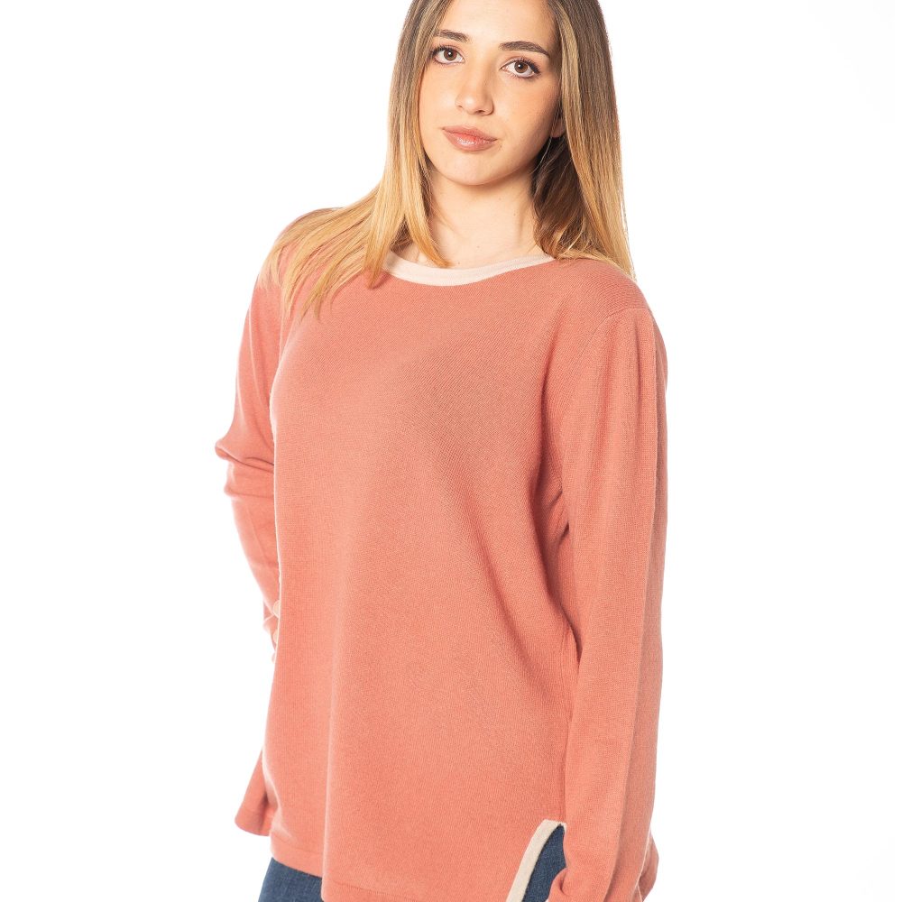 Collezione DONNA 2 Vista laterale maglia cipria–beige in misto cashmere, finiture a tubolare e vestibilità regular, stile elegante Made in Italy.