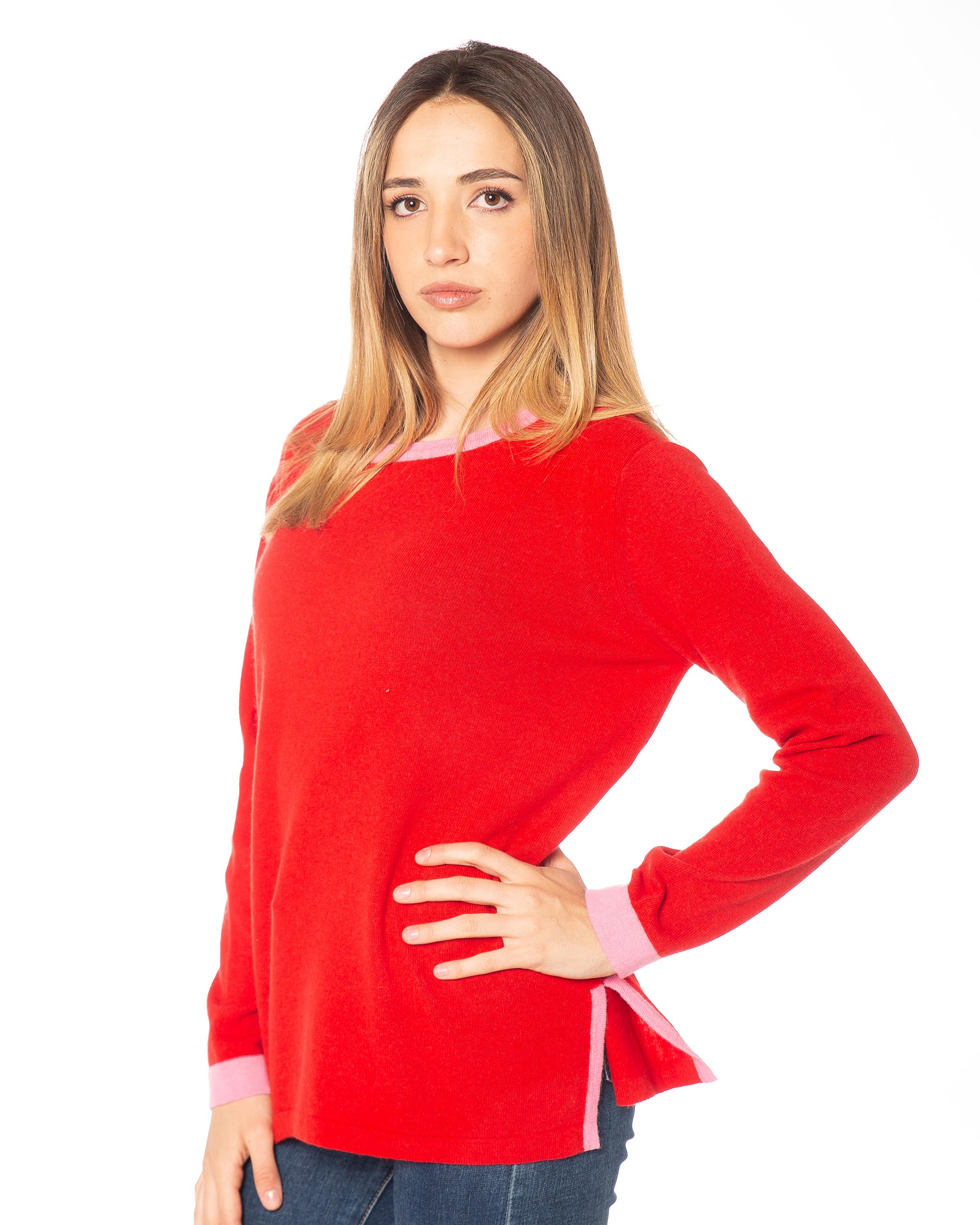 Vista laterale maglia rosso–rosa in misto cashmere, lavorazione rasata e vestibilità regular, stile vivace e raffinato Made in Italy.