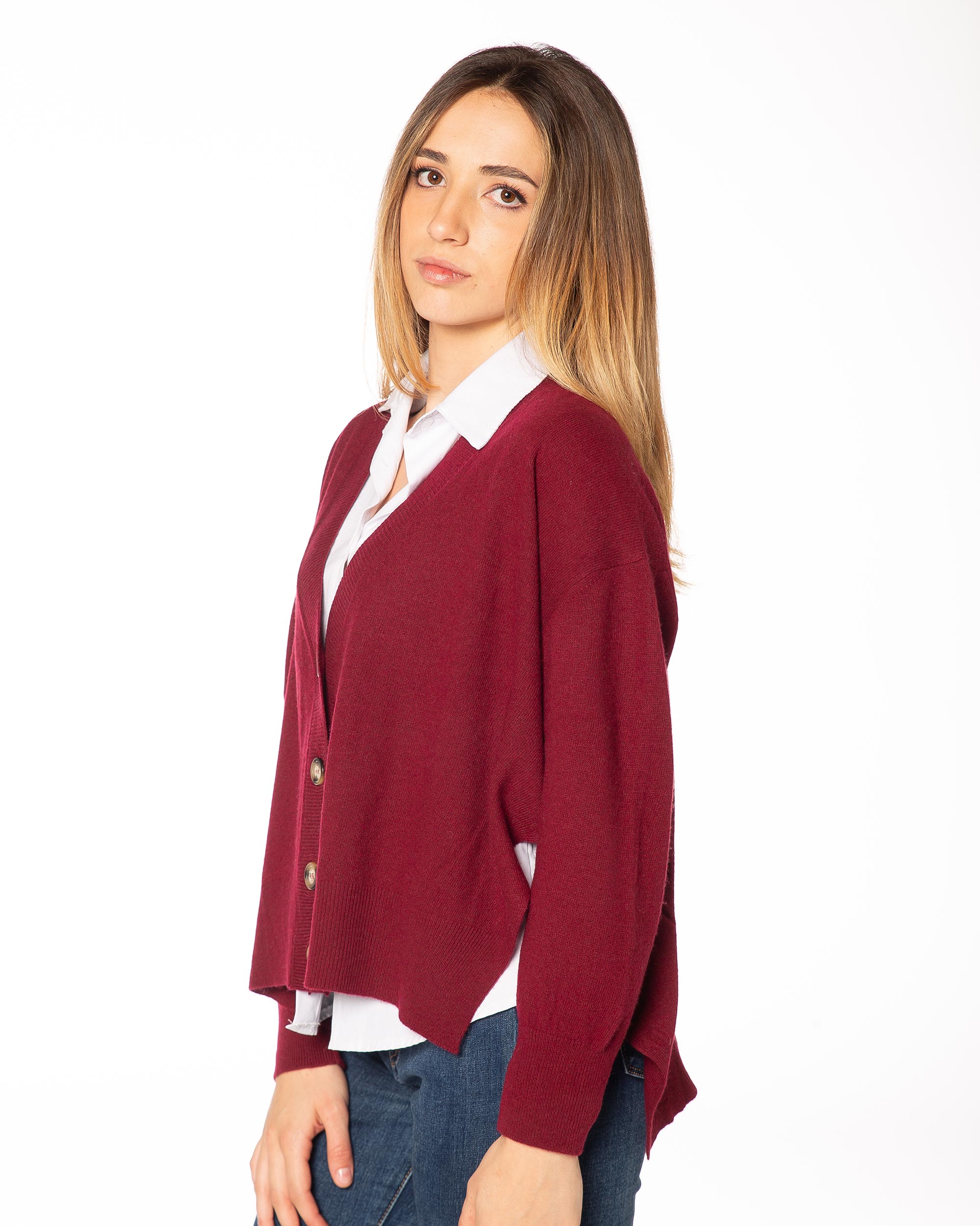 Cardigan bordeaux Rinaldi Cashmere, profilo laterale con bottoni e dettaglio artigianale