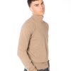 Maglione beige uomo a collo alto in misto cashmere, lavorazione rasata e texture morbida.