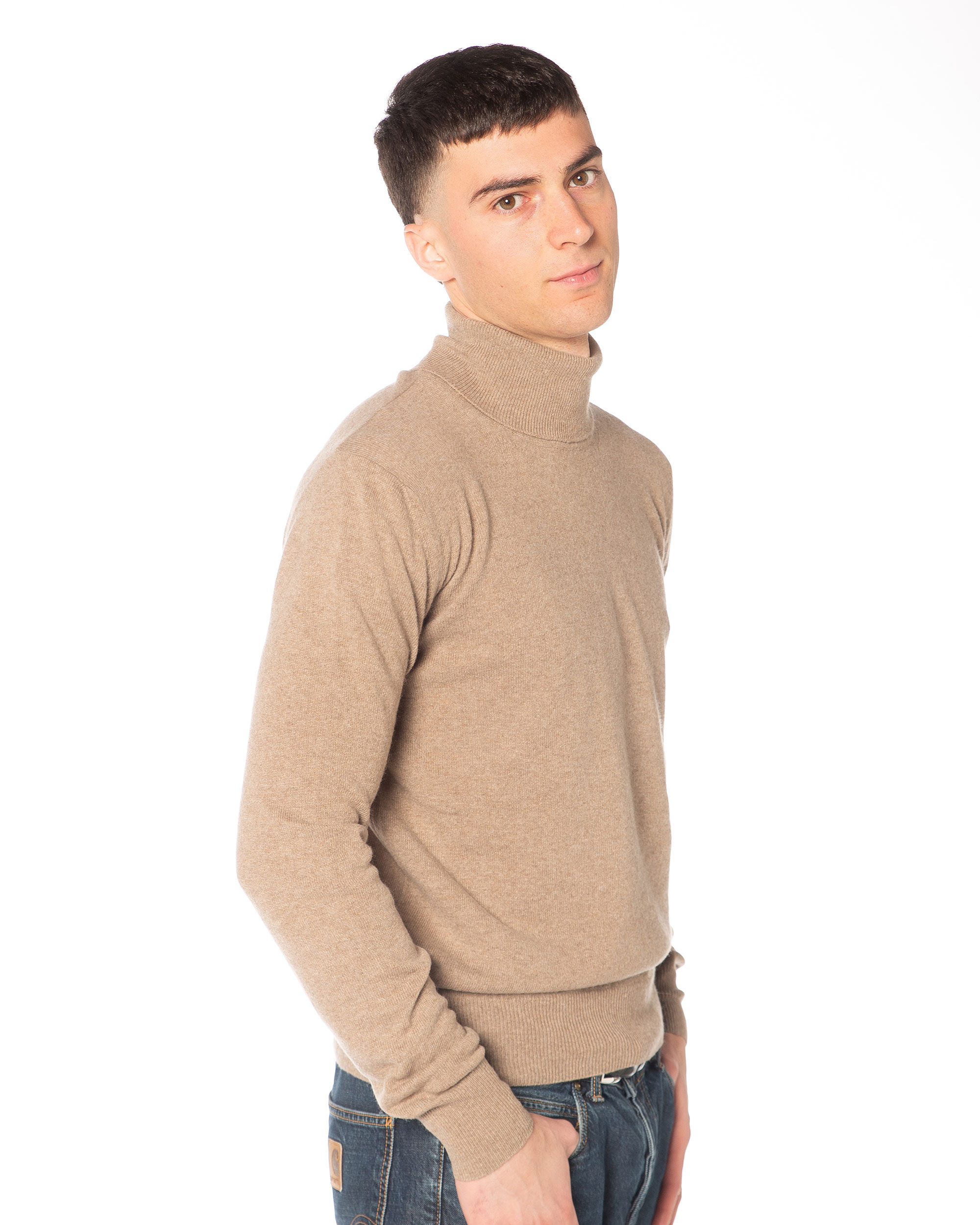 Maglione beige uomo a collo alto in misto cashmere, lavorazione rasata e texture morbida.