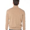 Retro dolcevita uomo beige in misto cashmere, stile essenziale e comfort naturale per la stagione fredda.
