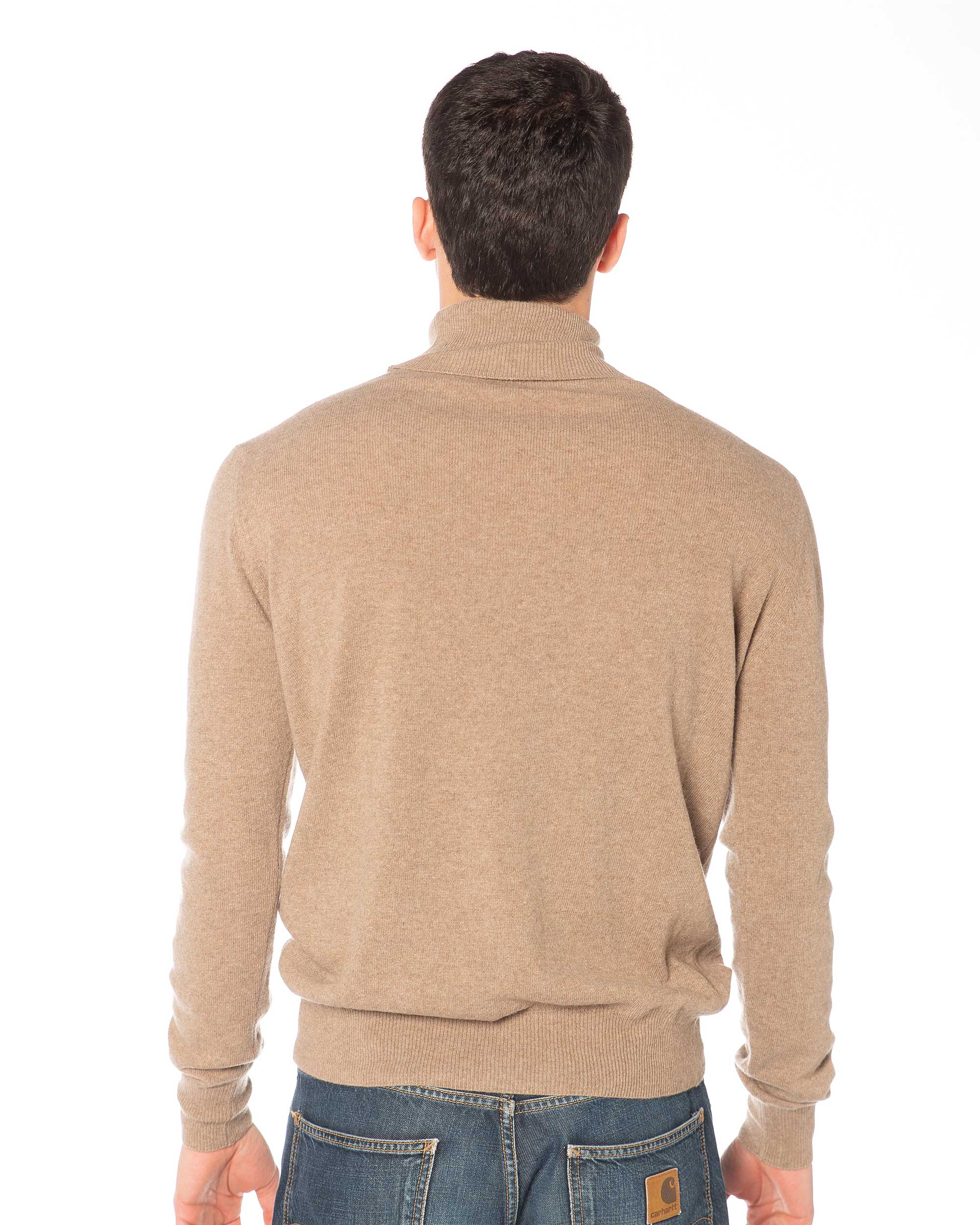 Retro dolcevita uomo beige in misto cashmere, stile essenziale e comfort naturale per la stagione fredda.