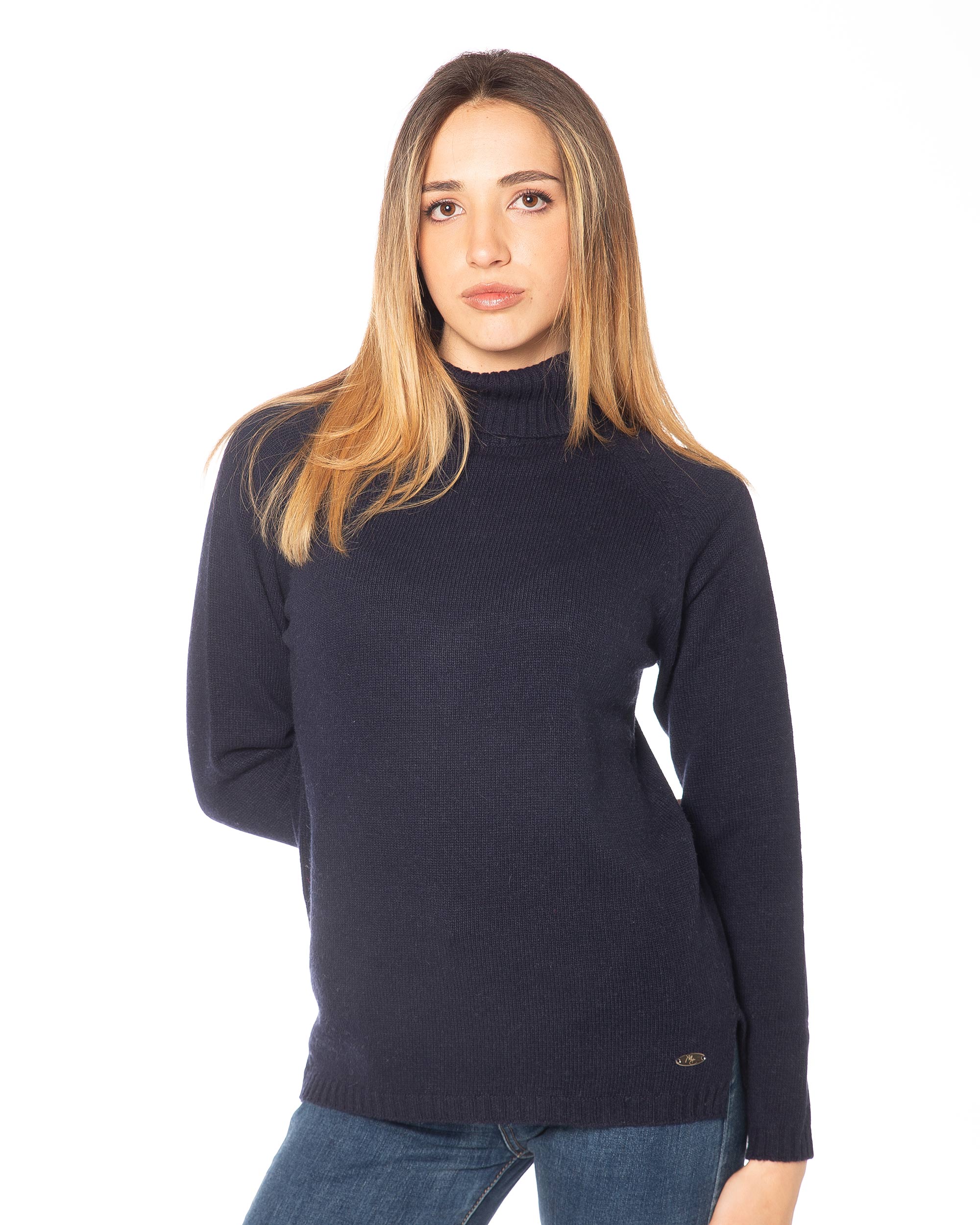 Vista laterale dolcevita blu in misto cashmere, spacchetti laterali e vestibilità regular, maglieria artigianale Made in Italy.