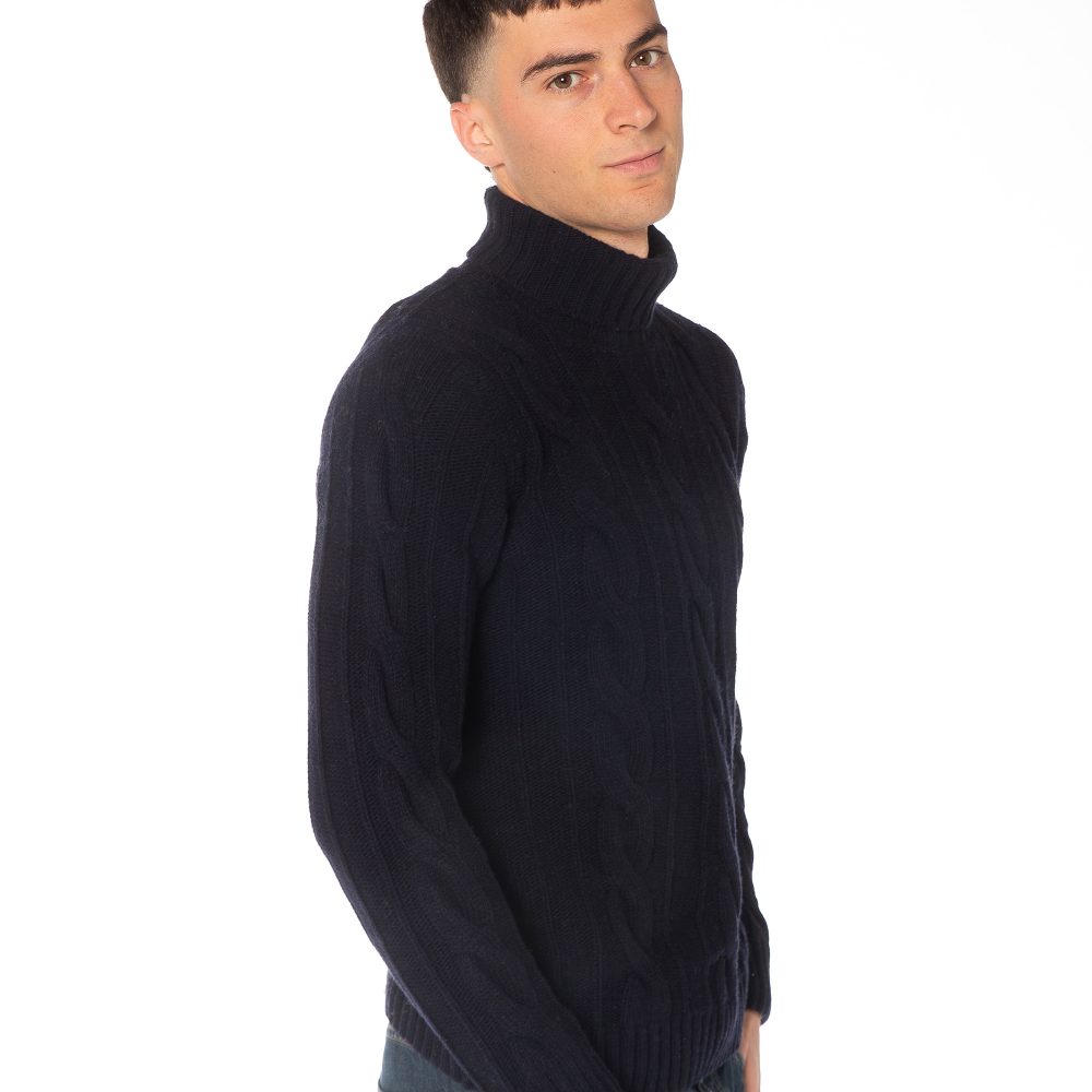 Maglione uomo blu a dolcevita in misto cashmere, texture intrecciata a trecce e dettagli a coste.