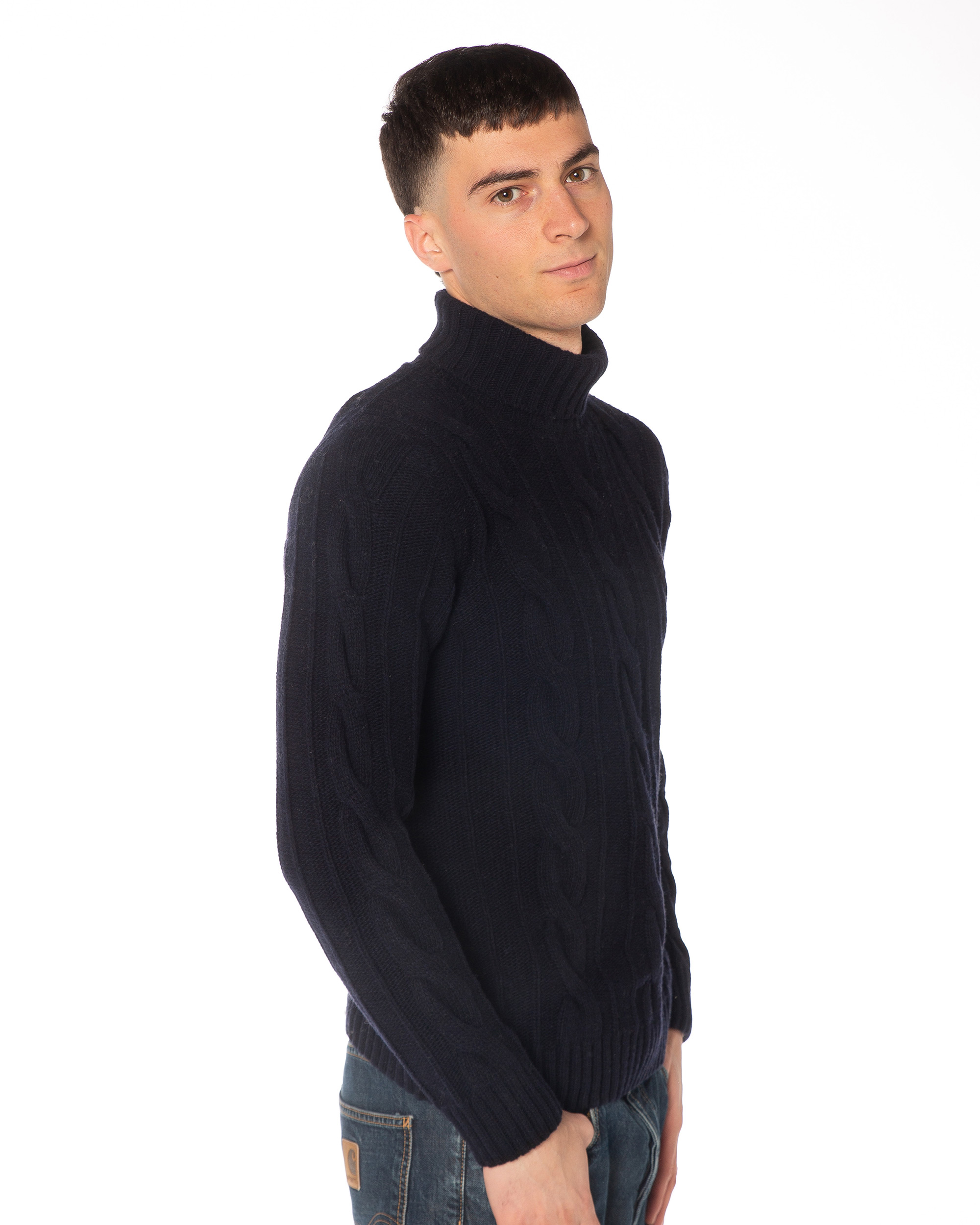 Maglione uomo blu a dolcevita in misto cashmere, texture intrecciata a trecce e dettagli a coste.