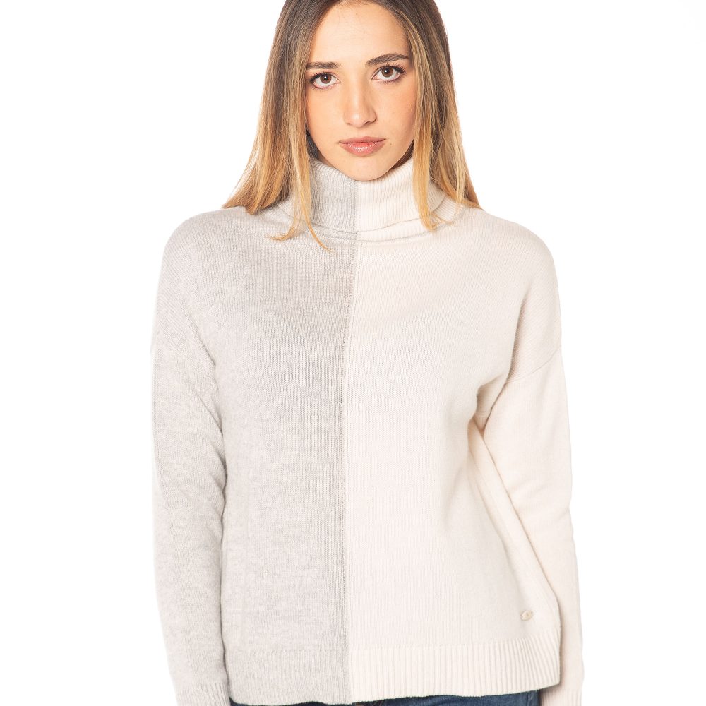 Dolcevita bicolore donna panna e grigio in misto cashmere Rinaldi Cashmere, con manica lunga e collo alto, maglieria artigianale Made in Italy.