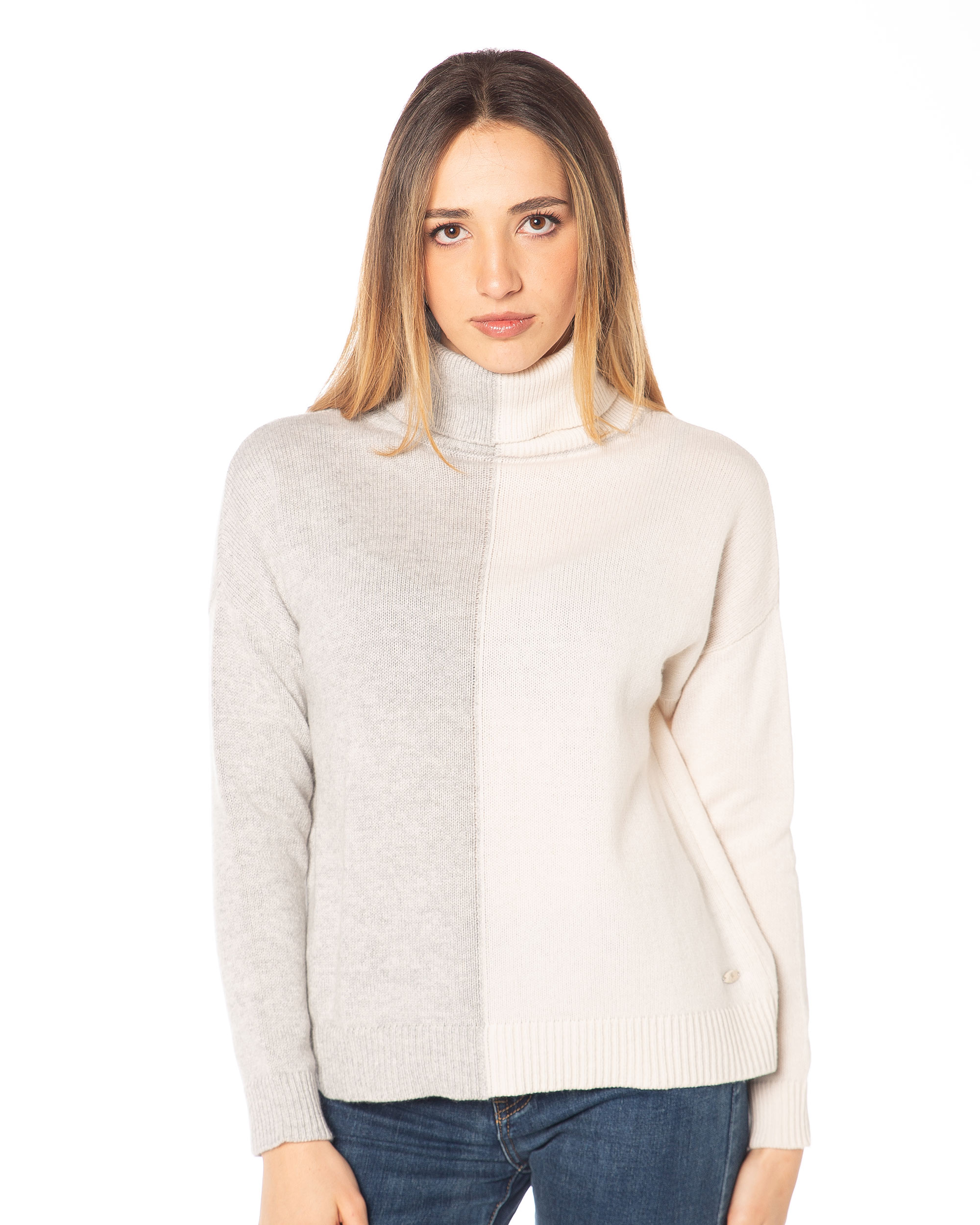 Dolcevita bicolore donna panna e grigio in misto cashmere Rinaldi Cashmere, con manica lunga e collo alto, maglieria artigianale Made in Italy.