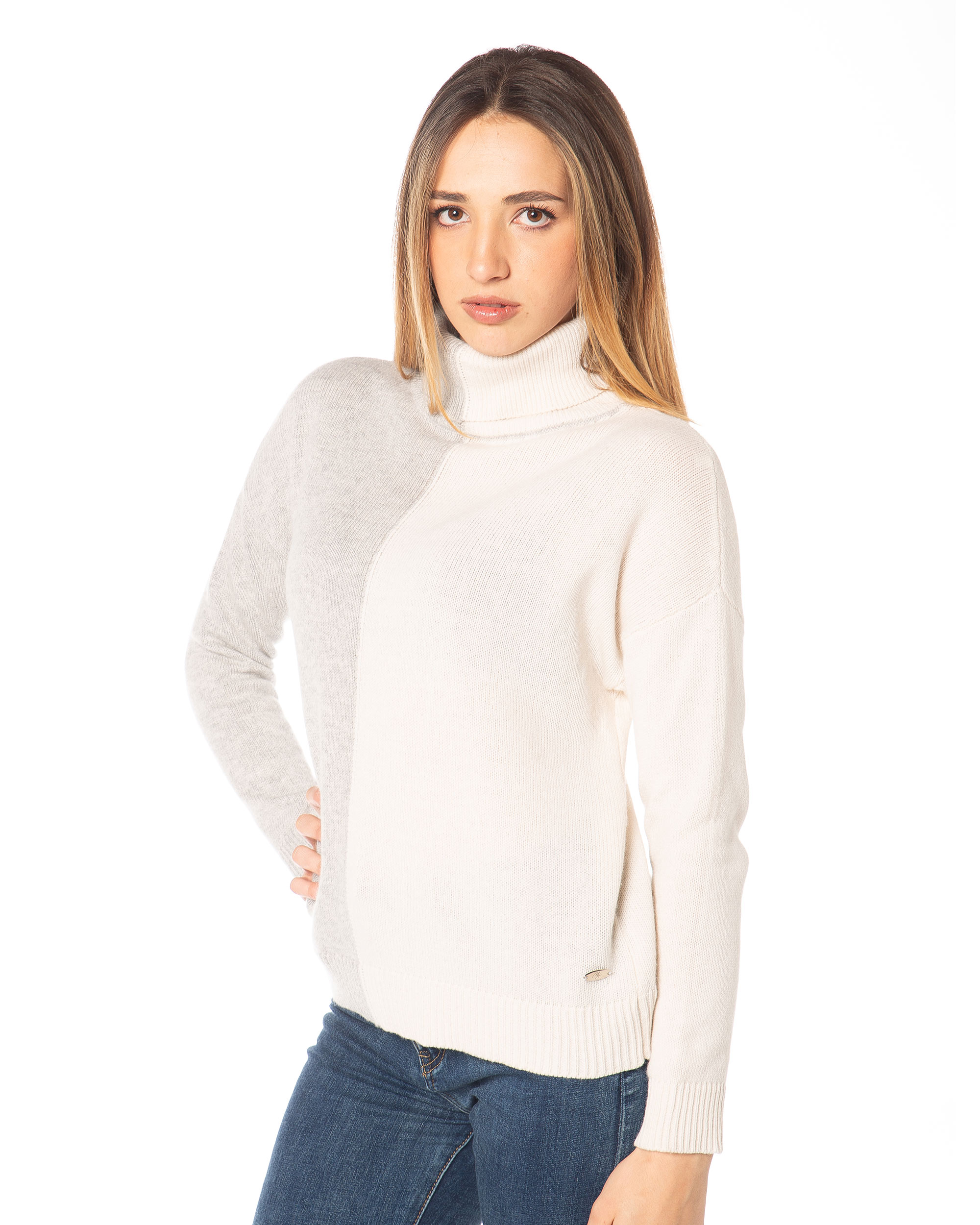 Vista laterale dolcevita donna panna e grigio in misto cashmere, lavorazione rasata con fondo e polsi a coste, stile elegante e confortevole.