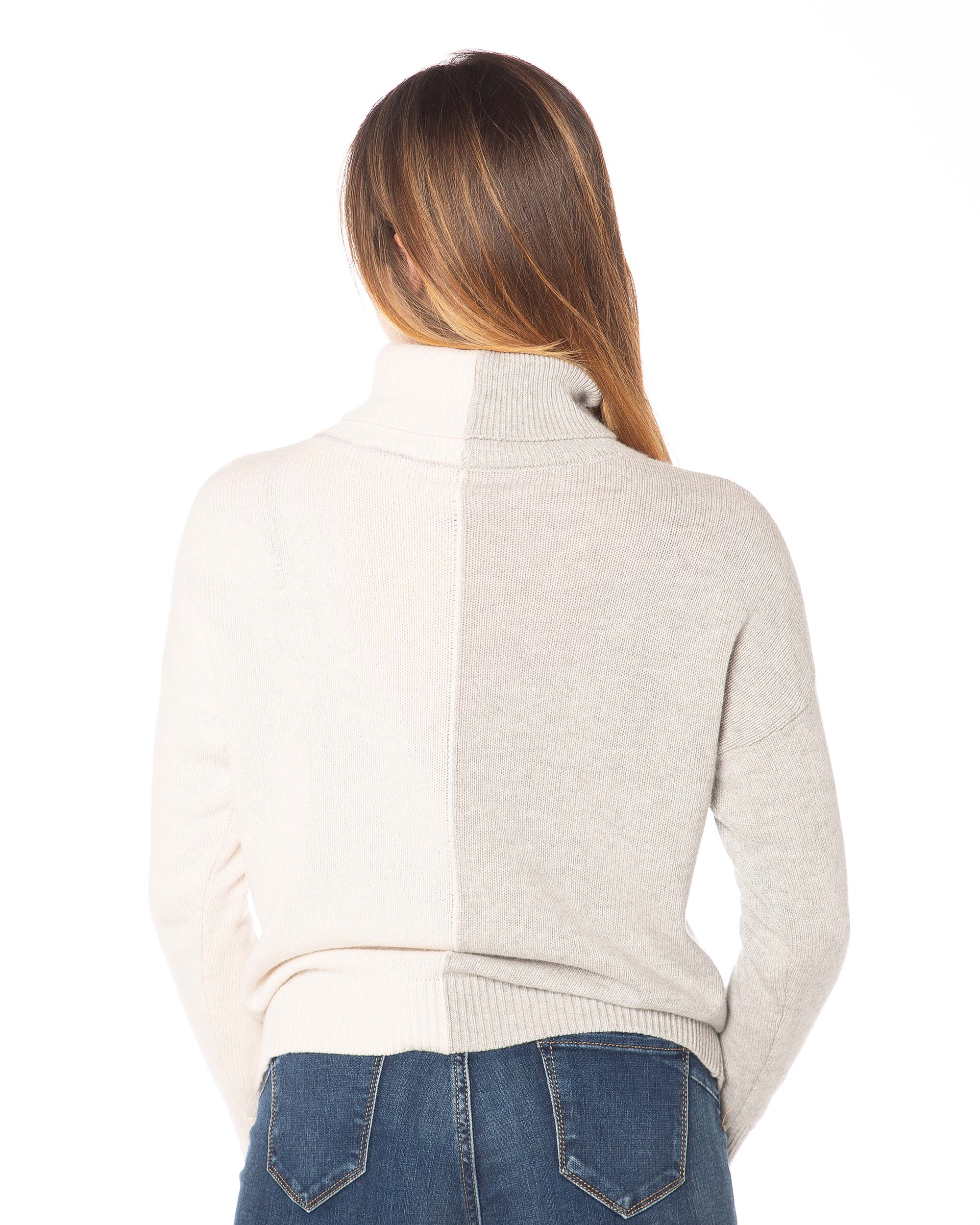 Retro dolcevita bicolore panna e grigio in misto cashmere, collo dolcevita e finiture artigianali, comfort e qualità firmati Rinaldi Cashmere.