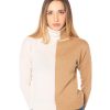 Dolcevita bicolore donna panna e cammello in puro cashmere Rinaldi Cashmere, con collo alto e maniche lunghe, maglieria artigianale Made in Italy.