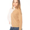 Vista laterale dolcevita donna panna e cammello in puro cashmere, lavorazione rasata e dettagli a coste su collo, fondo e polsi, stile elegante e naturale.
