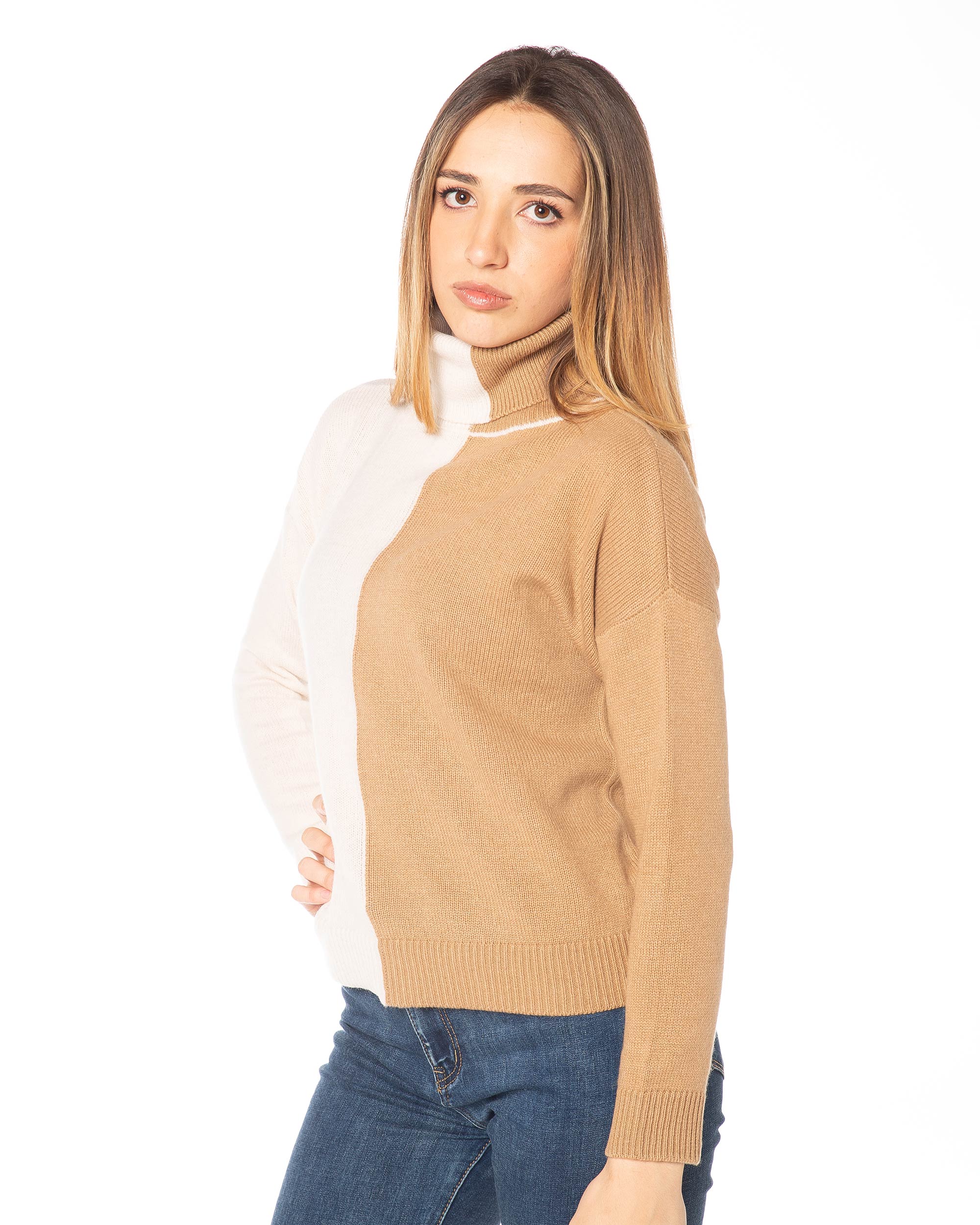 Vista laterale dolcevita donna panna e cammello in puro cashmere, lavorazione rasata e dettagli a coste su collo, fondo e polsi, stile elegante e naturale.