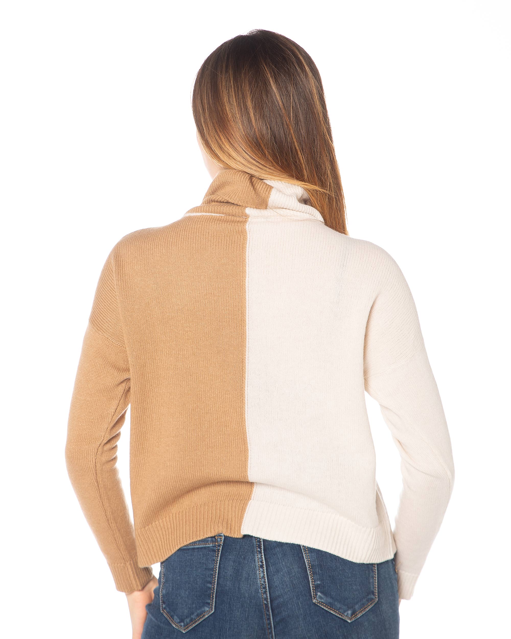 Retro dolcevita bicolore in puro cashmere, colori panna e cammello, design raffinato e comfort lussuoso firmato Rinaldi Cashmere.