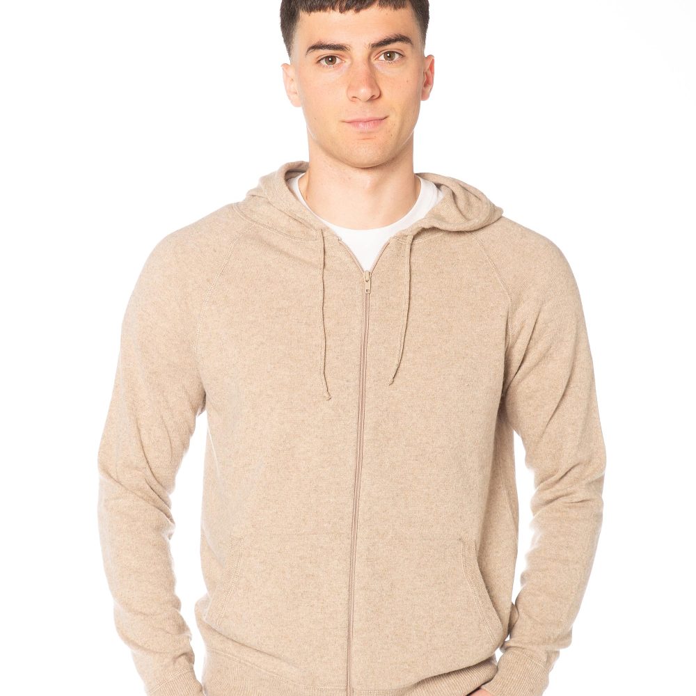 Felpa beige da uomo in misto cashmere con cappuccio e zip, lavorazione rasata, fondo e polsi a coste – Rinaldi Cashmere.