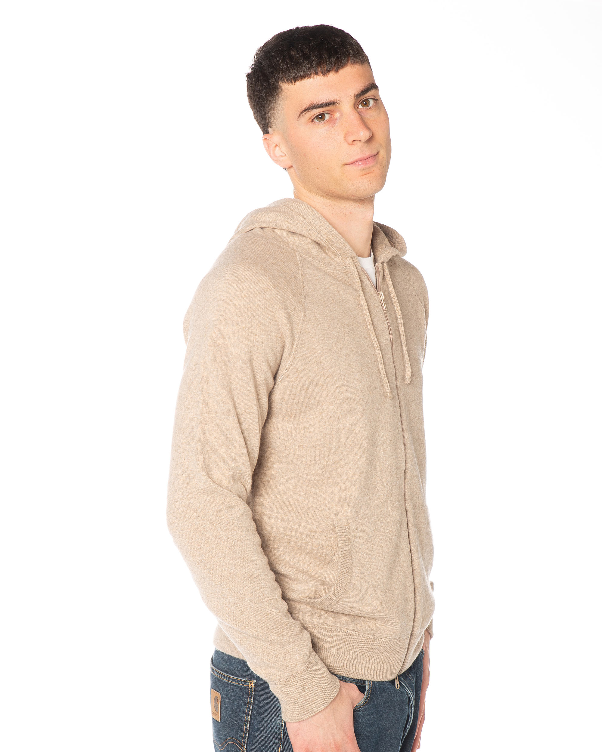 Felpa cappuccio uomo beige in misto cashmere, modello regular fit con tasche a marsupio e dettagli a coste.