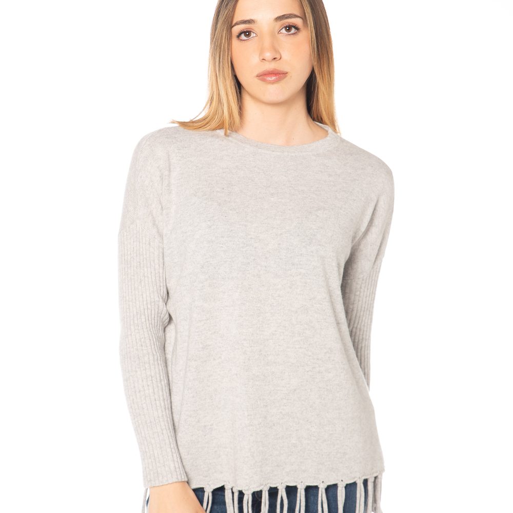 Collezione DONNA 11 Maglia donna grigio in misto cashmere Rinaldi Cashmere, con paricollo, maniche a coste e fondo con frange, maglieria artigianale Made in Italy.