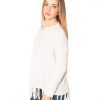 Vista laterale maglia frange panna donna in misto cashmere, vestibilità over e lavorazione rasata, maglieria artigianale Made in Italy.