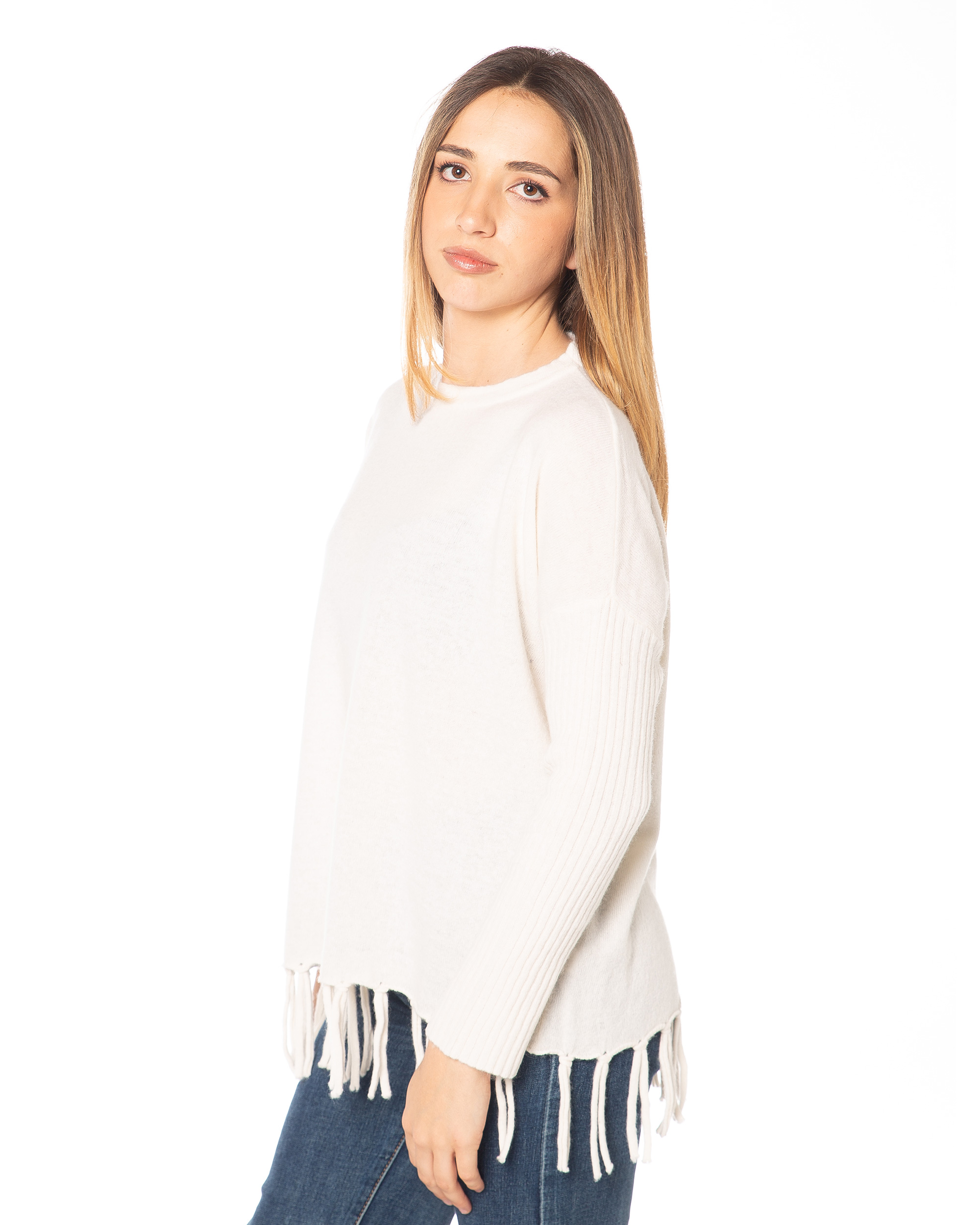 Vista laterale maglia frange panna donna in misto cashmere, vestibilità over e lavorazione rasata, maglieria artigianale Made in Italy.