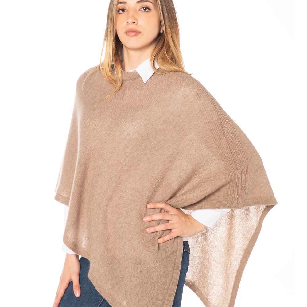 Mantella marrone in cashmere 100%, taglio fluido e finezza 12, stile sofisticato made in Italy.