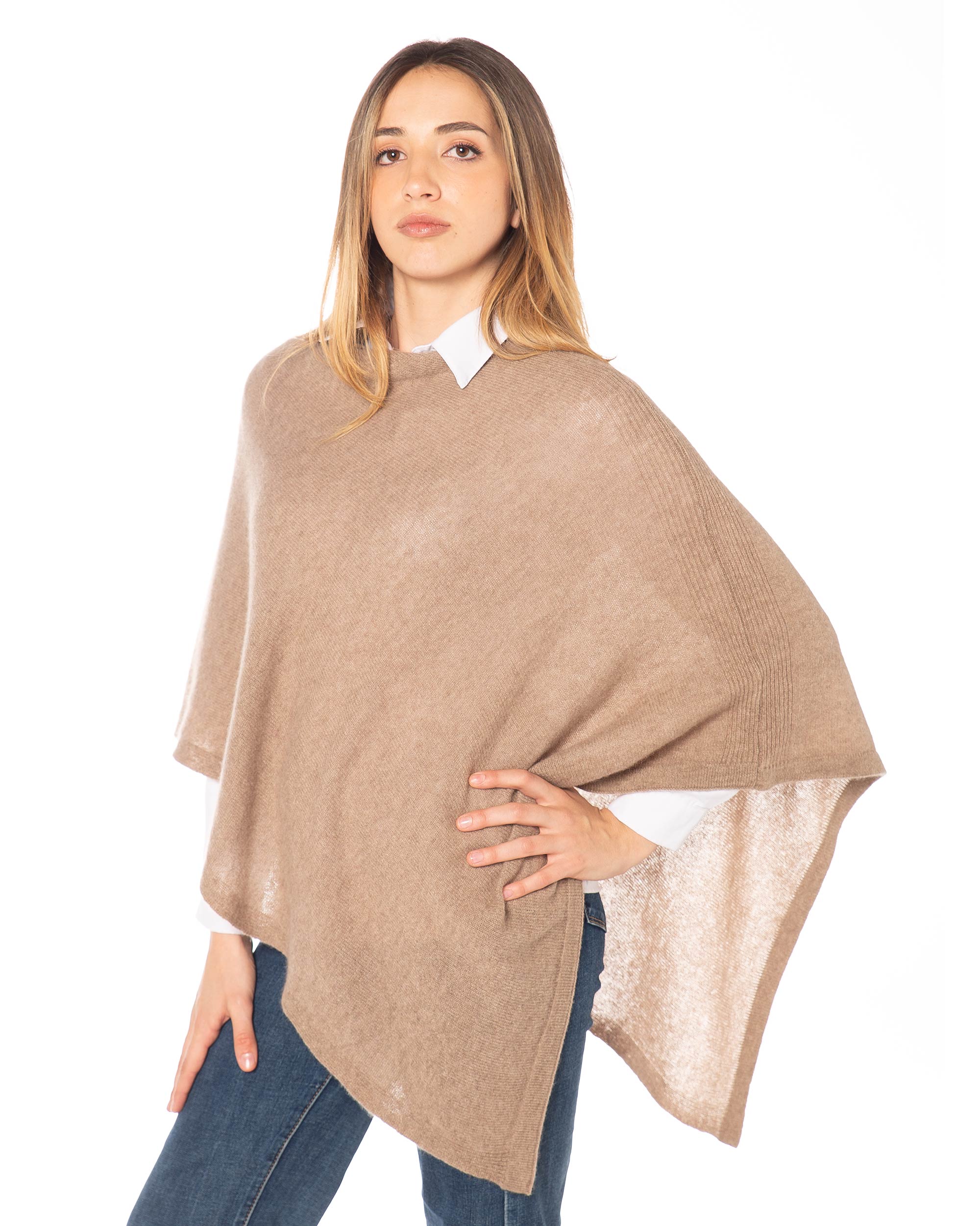Mantella marrone in cashmere 100%, taglio fluido e finezza 12, stile sofisticato made in Italy.