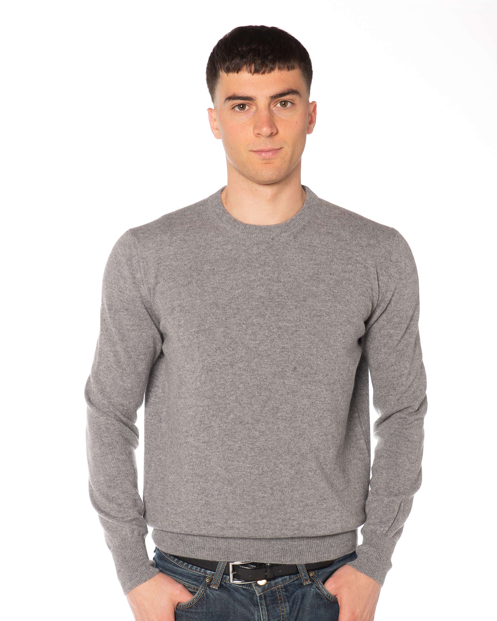 Maglione uomo grigio in puro cashmere, paricollo essenziale con finiture a coste e vestibilità regular – Rinaldi Cashmere.