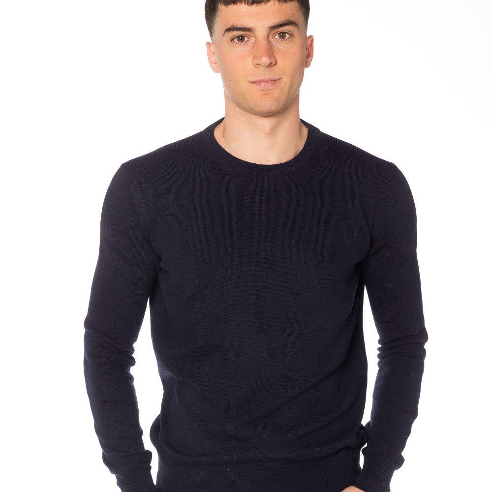 Maglione uomo blu in misto cashmere, paricollo elegante e texture fine, comfort e qualità made in Italy.