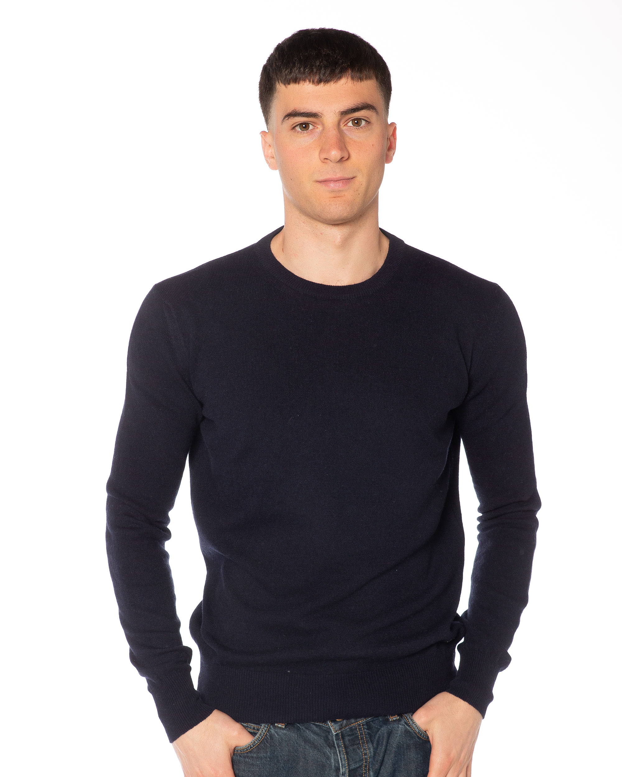 Maglione uomo blu in misto cashmere, paricollo elegante e texture fine, comfort e qualità made in Italy.