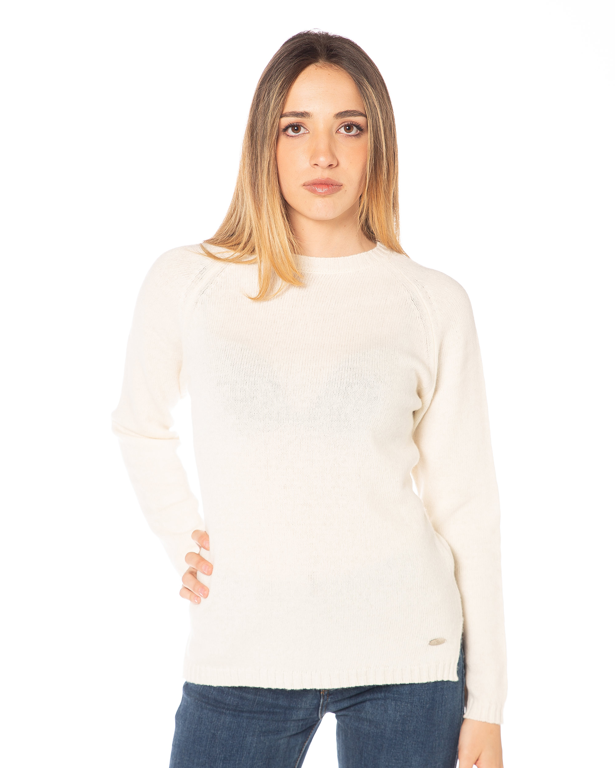 Paricollo I002D 10% Cashmere Panna Fronte Paricollo donna panna in misto cashmere Rinaldi Cashmere, con collo rotondo, spacchetti laterali e dettagli a coste, morbido e raffinato.
