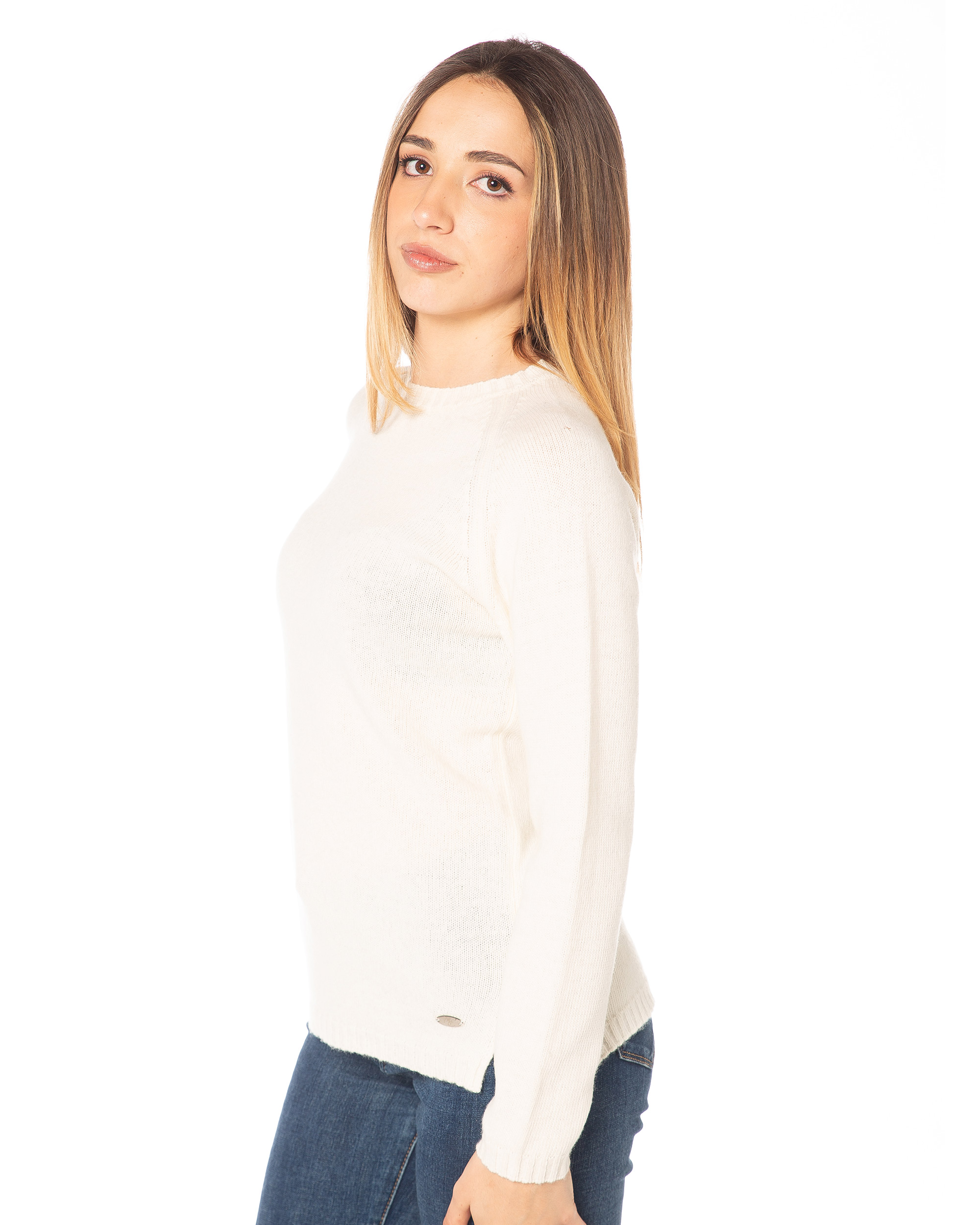 Paricollo I002D 10% Cashmere Panna Lato Vista laterale paricollo panna donna in misto cashmere, lavorazione rasata e vestibilità regular, maglieria artigianale Made in Italy.