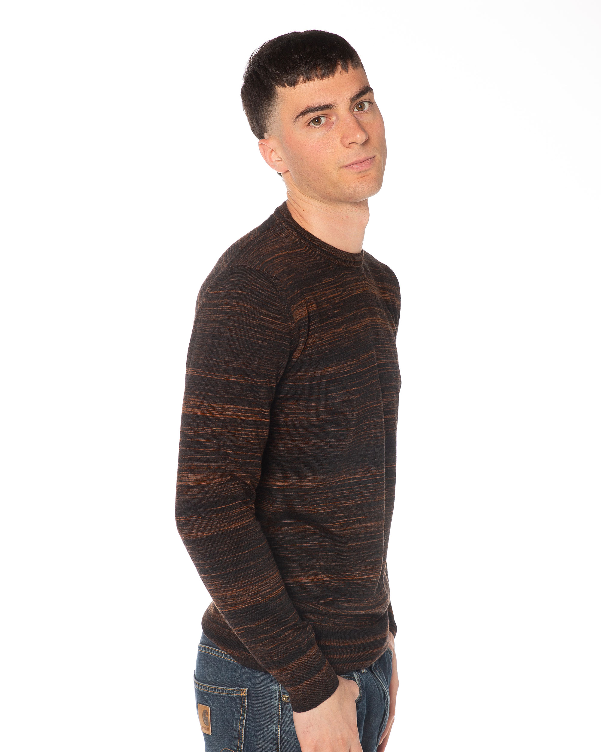 Pullover marrone uomo con finiture a coste su collo, fondo e polsi, tessuto soffice e leggermente lucente per uno stile raffinato.