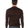 Retro maglione marrone uomo in misto mohair, vestibilità regular e texture vaporosa che unisce comfort e ricercatezza.