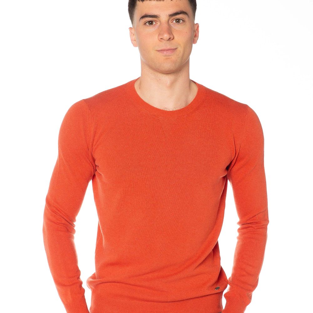 Maglione uomo arancio in misto cashmere, paricollo con motivo a triangolino e lavorazione rasata, energia e comfort made in Italy.