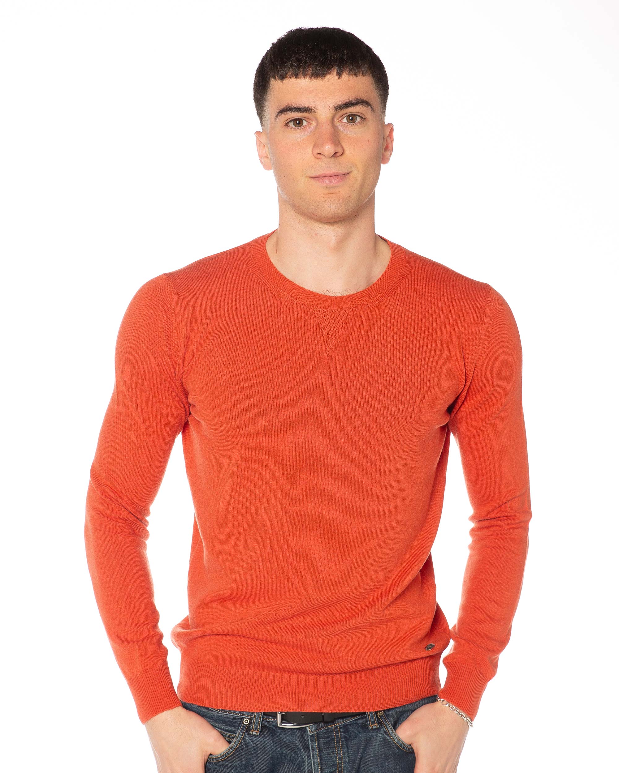 Paricollo triangolino I003U 10% Cashmere Arancio Fronte Maglione uomo arancio in misto cashmere, paricollo con motivo a triangolino e lavorazione rasata, energia e comfort made in Italy.