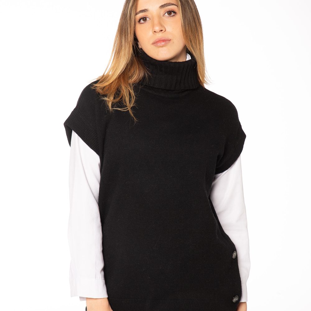 Collezione DONNA 13 Poncho donna nero in misto cashmere Rinaldi Cashmere (cod. 2451), con collo a dolcevita e bottoni laterali, stile sofisticato e artigianale.