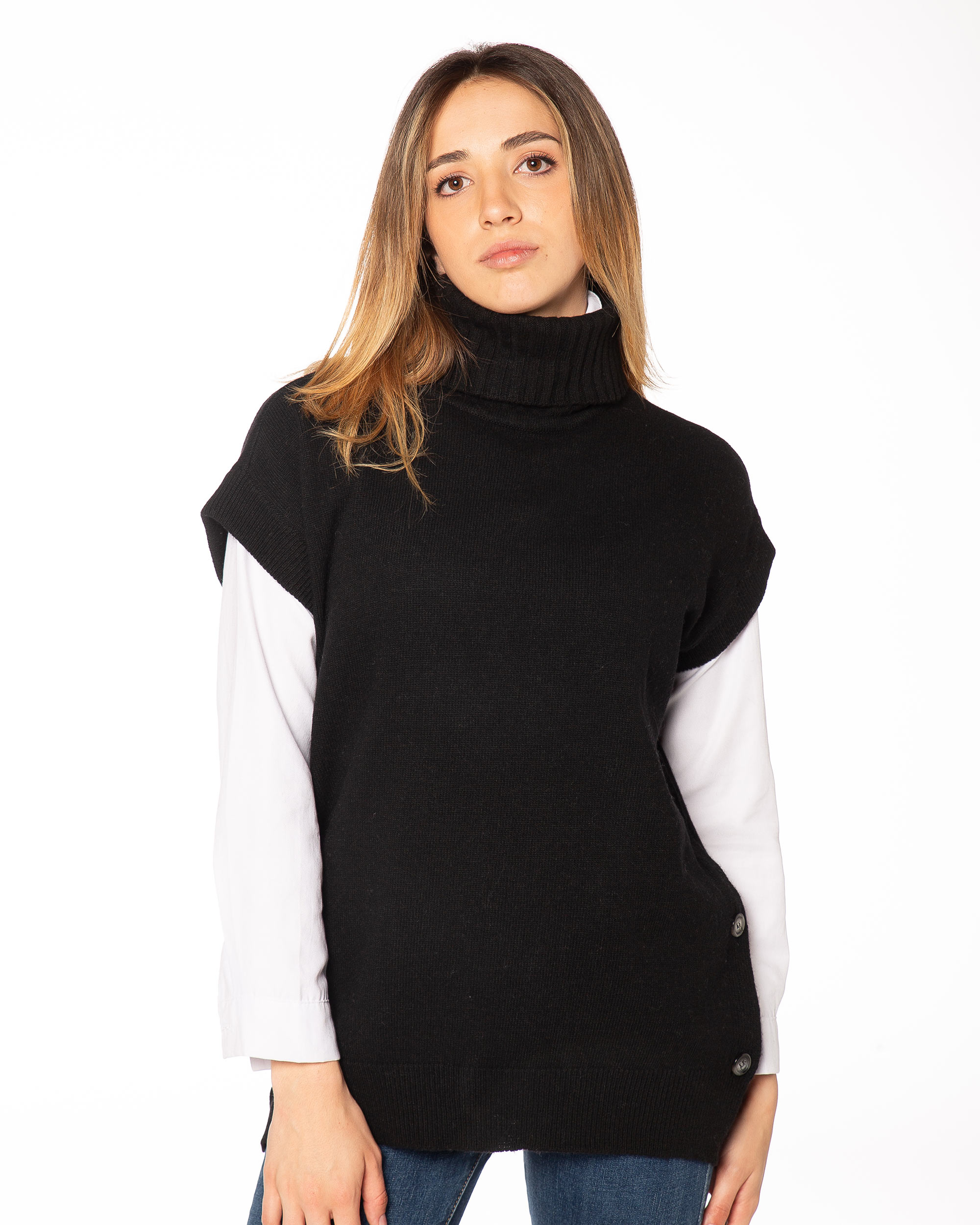 Poncho donna nero in misto cashmere Rinaldi Cashmere (cod. 2451), con collo a dolcevita e bottoni laterali, stile sofisticato e artigianale.