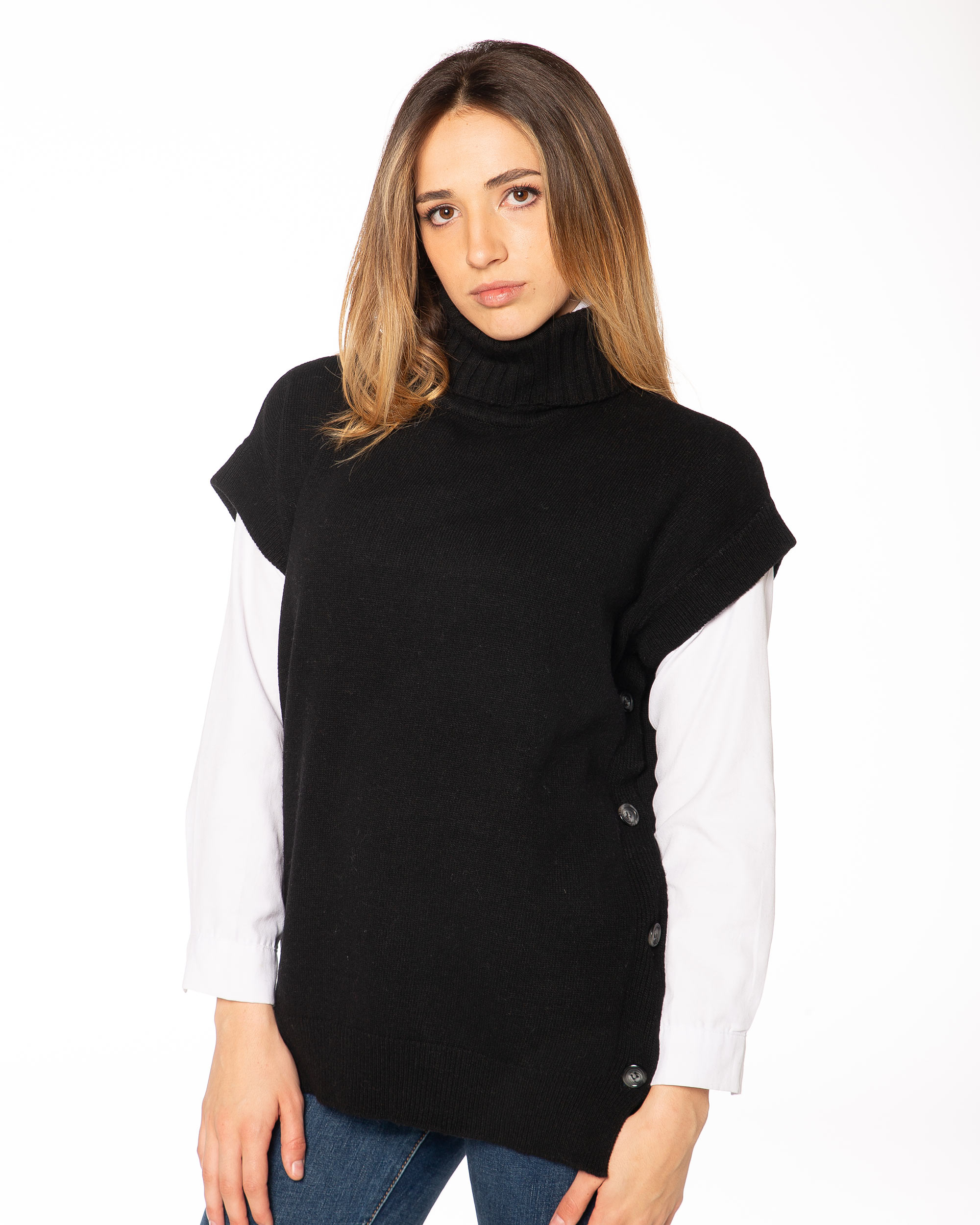 Vista laterale poncho nero in misto cashmere, lavorazione rasata e bordi a coste, comfort e qualità italiana firmati Rinaldi Cashmere.