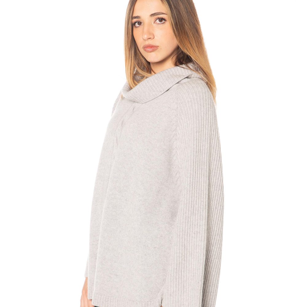 Poncho in misto cashmere grigio, maniche lunghe e collo morbido, look elegante e confortevole.