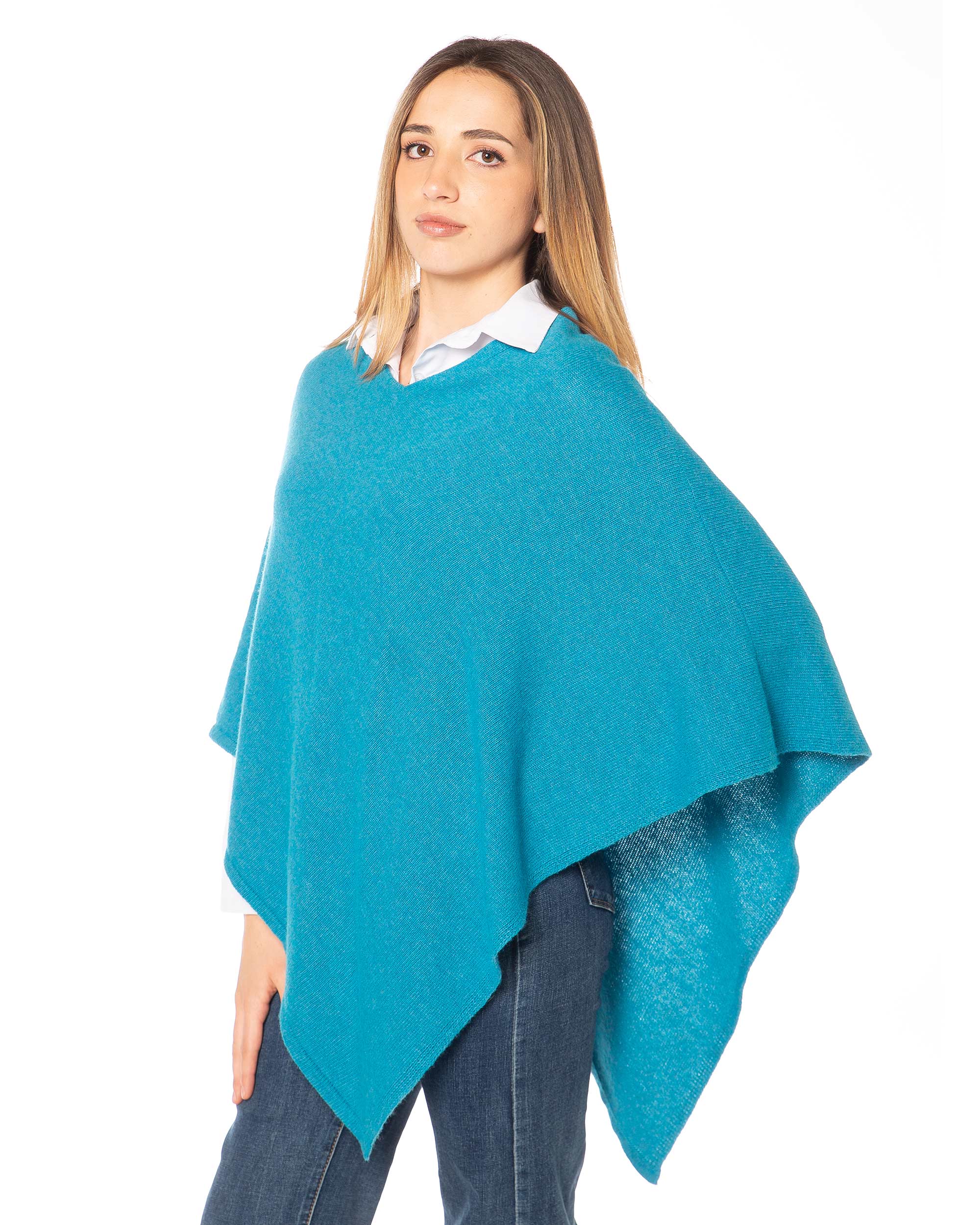 Dettaglio tessuto poncho donna ottanio in misto cashmere, lavorazione rasata fine, texture soffice – Rinaldi Cashmere