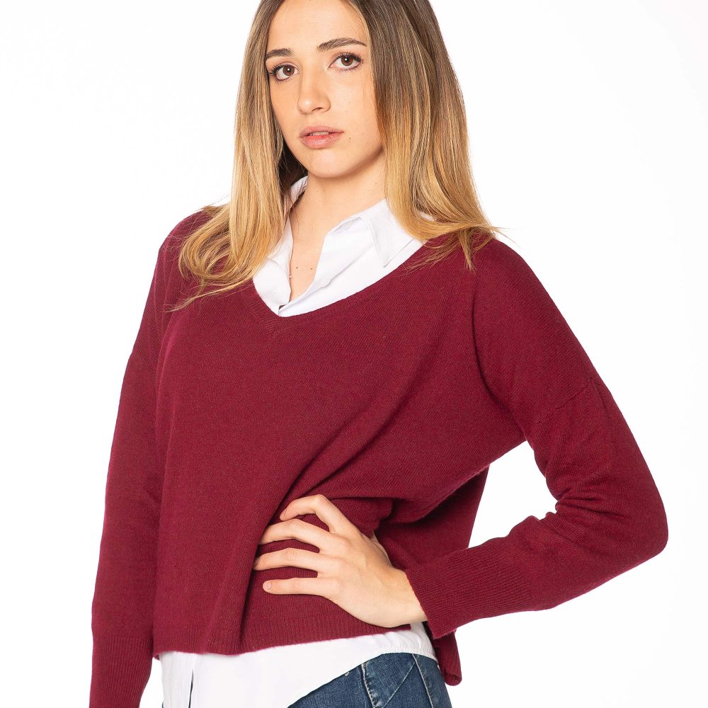 Collezione DONNA 14 Vista laterale maglia scollo a V bordeaux in misto cashmere, lavorazione rasata e dettagli a coste, stile elegante Made in Italy.
