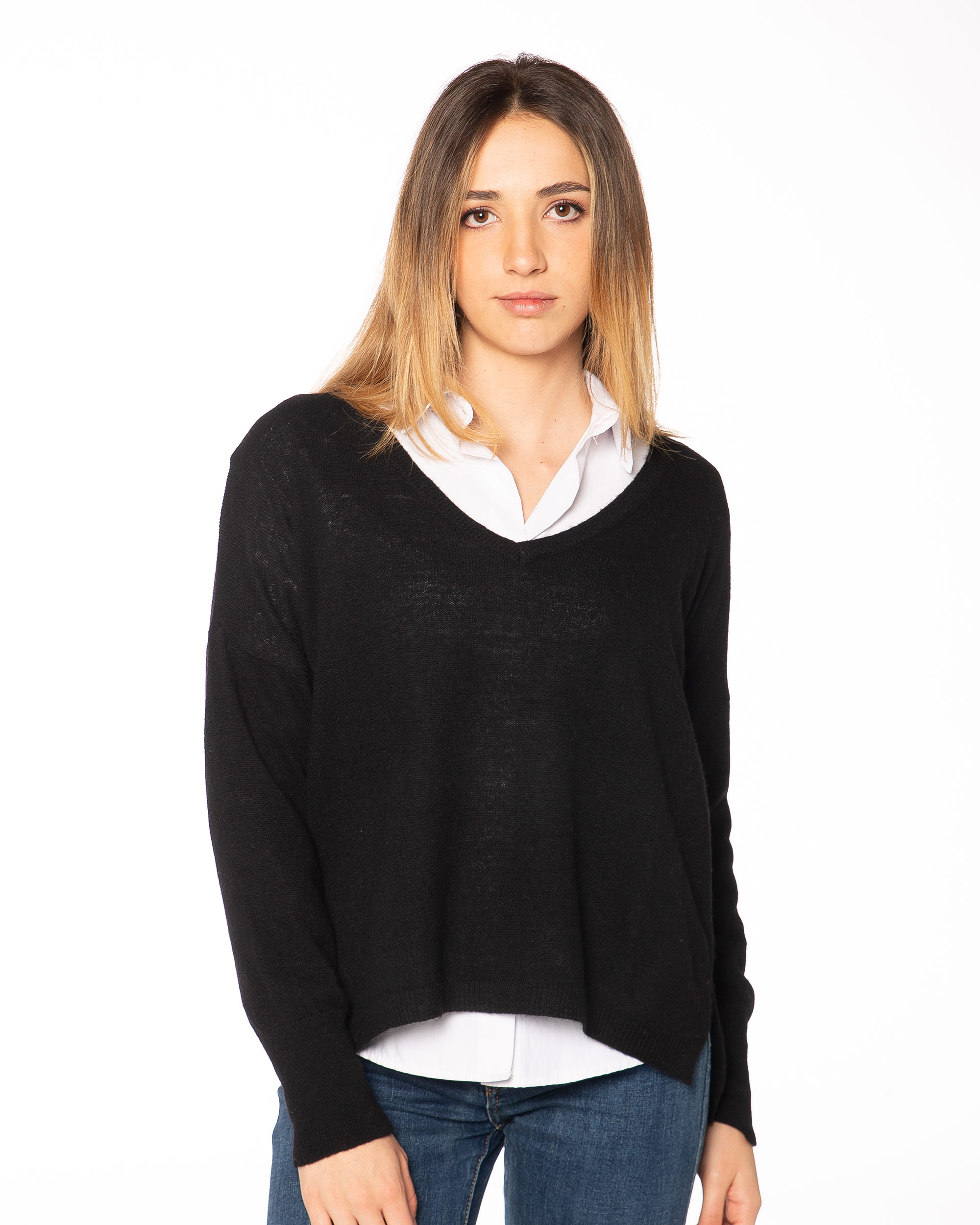 Scollo a V 2403 10% Cashmere Nero Fronte Maglia donna nera con scollo a V in misto cashmere Rinaldi Cashmere, morbida e leggera, ideale per un look elegante e senza tempo.