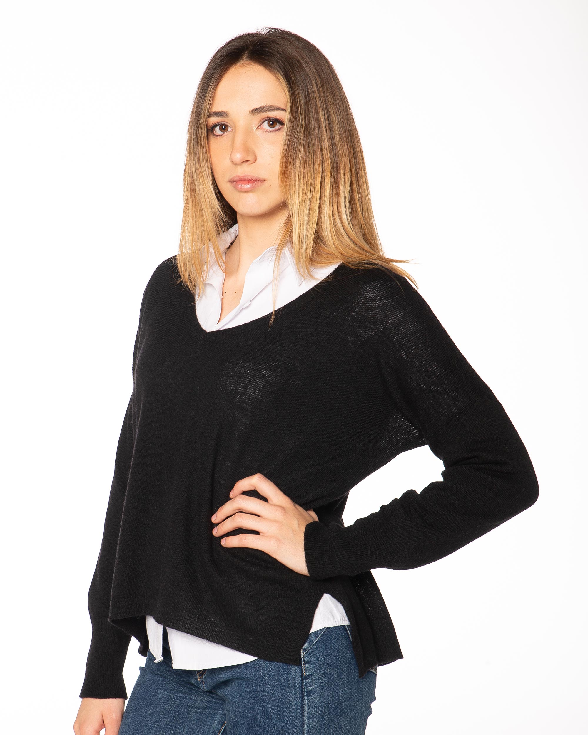 Scollo a V 2403 10% Cashmere Nero Lato Vista laterale maglia scollo a V nera in misto cashmere, lavorazione rasata e spacchetti laterali, maglieria artigianale Made in Italy.