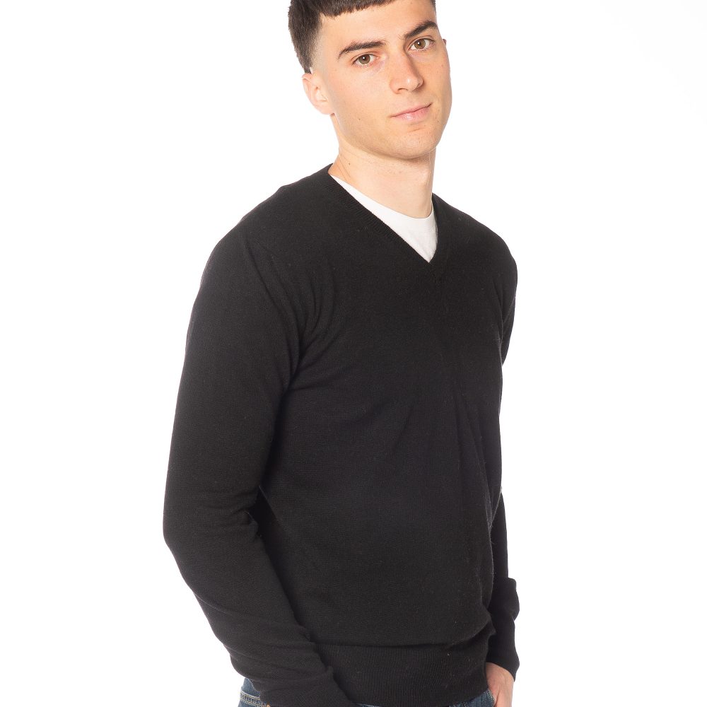 Pullover uomo nero cashmere misto lana, morbido e caldo, perfetto per un look raffinato e quotidiano.