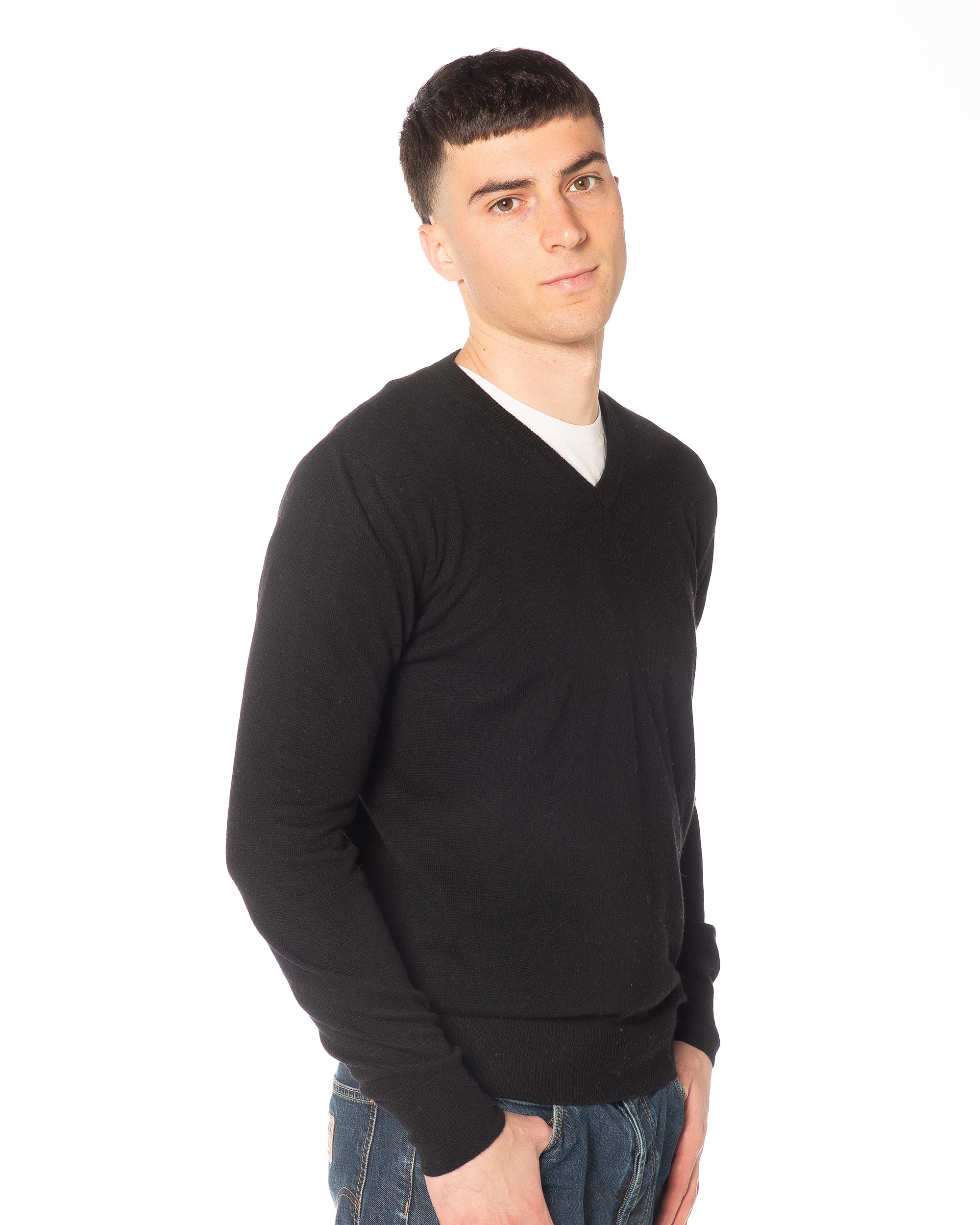 Pullover uomo nero cashmere misto lana, morbido e caldo, perfetto per un look raffinato e quotidiano.