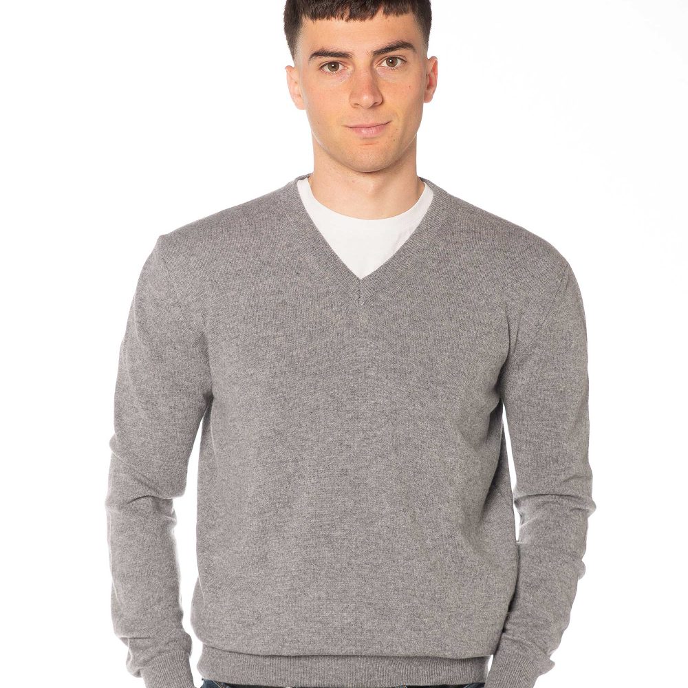Maglione uomo grigio in puro cashmere, scollo a V minimal e lavorazione rasata, comfort e stile made in Italy.